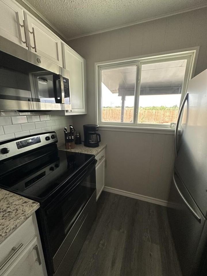 4008 Vicky St - Photo 5 of 14