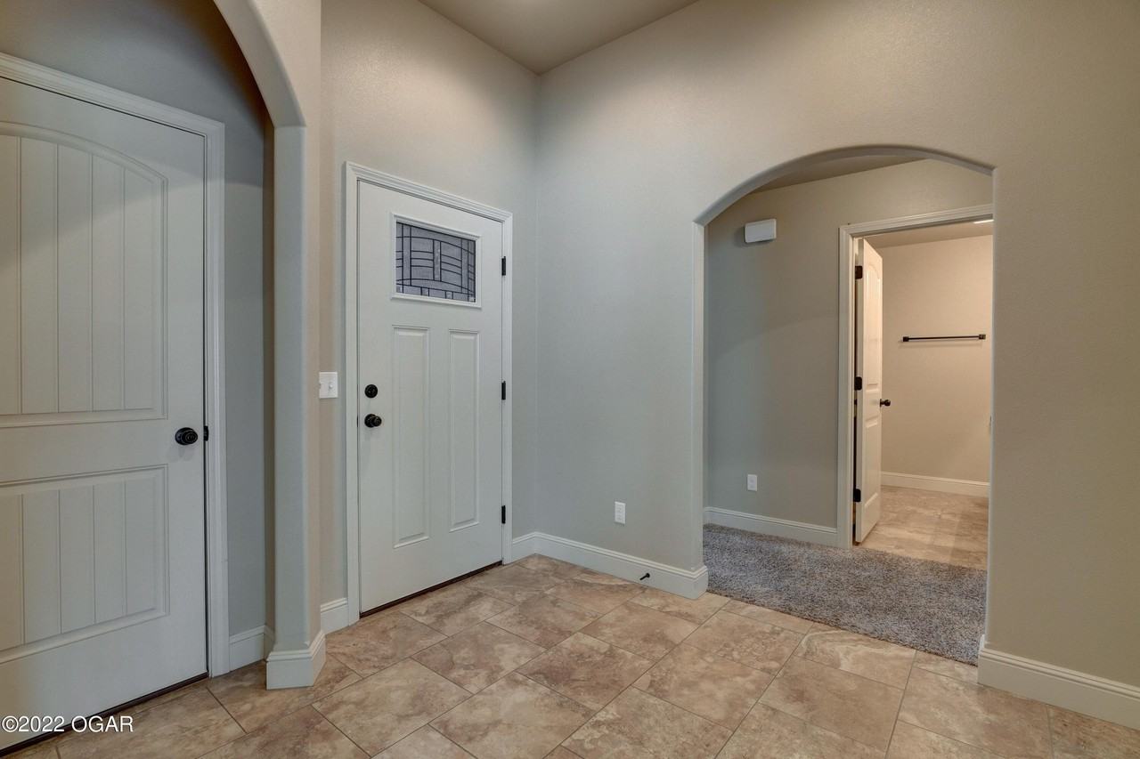1156 Heather Ln - Photo 2 of 34