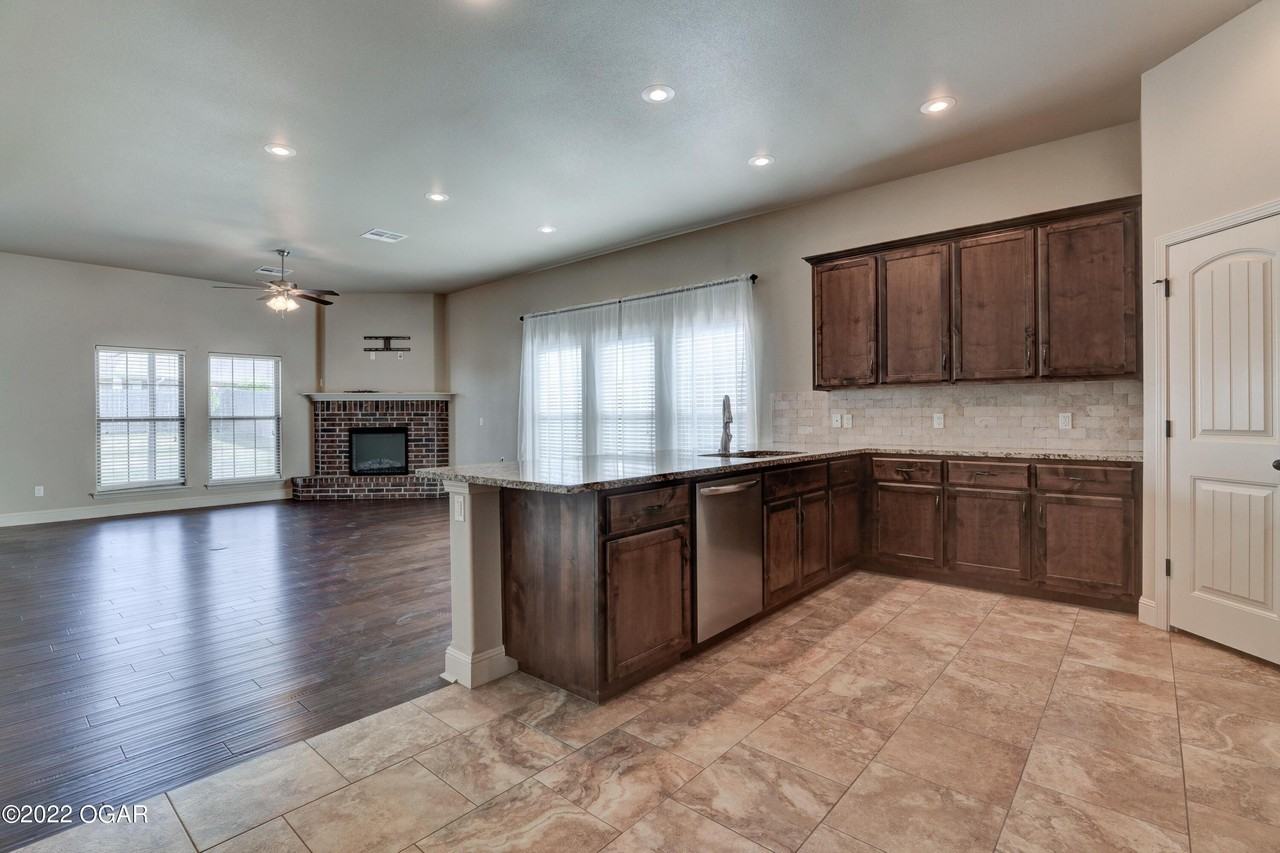 1156 Heather Ln - Photo 3 of 34