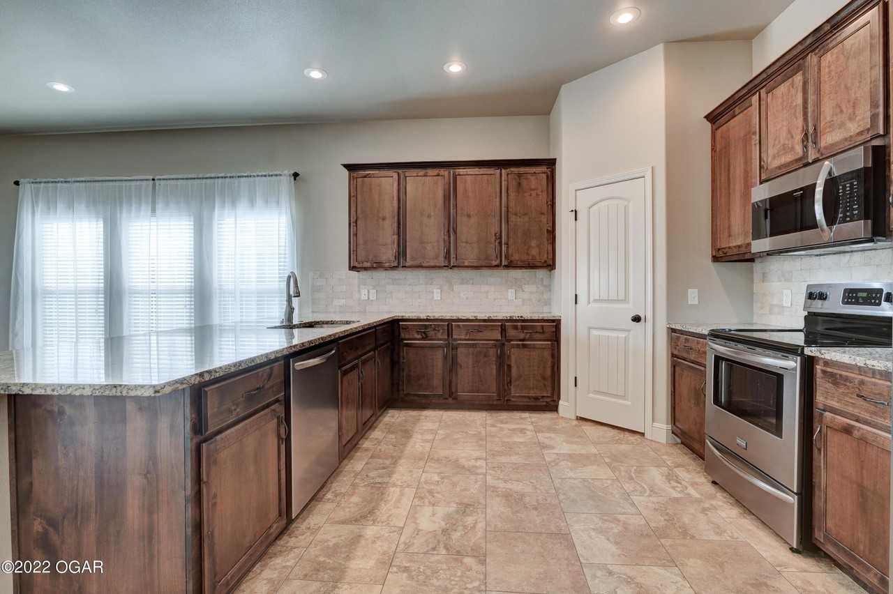 1156 Heather Ln - Photo 4 of 34