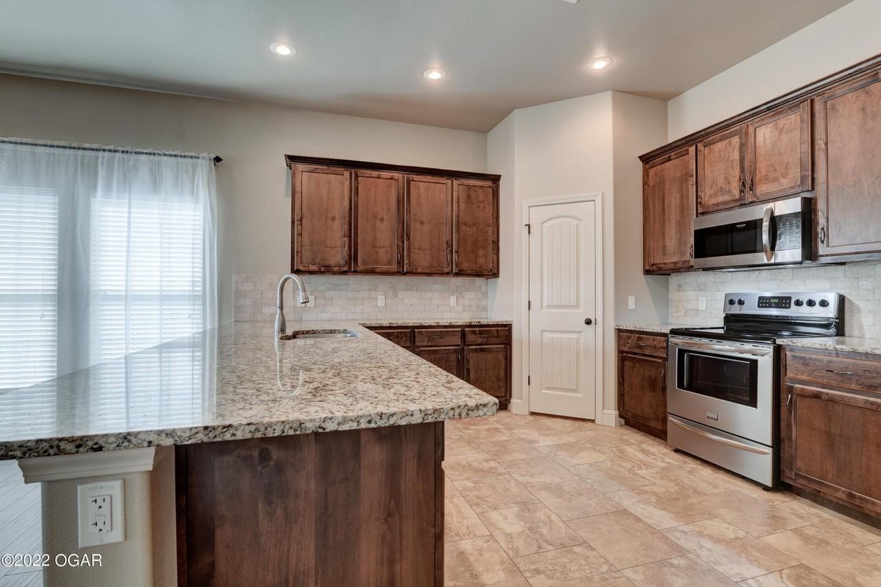 1156 Heather Ln - Photo 5 of 34