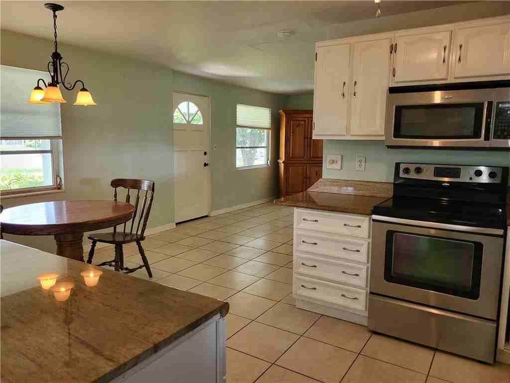 1435 4th Ln - Photo 3 of 17