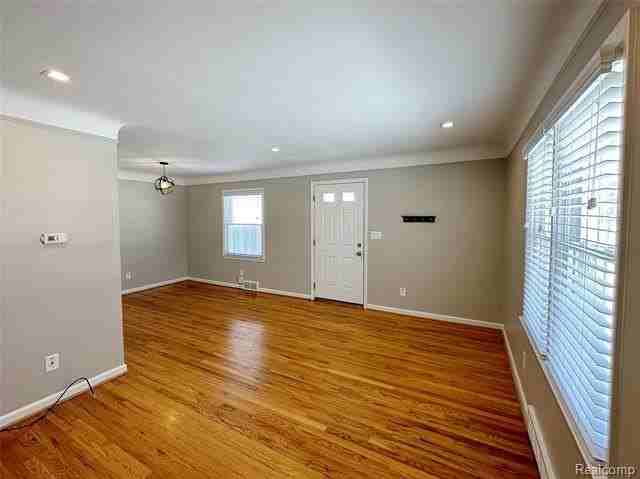 322 Oakdale St - Photo 3 of 20