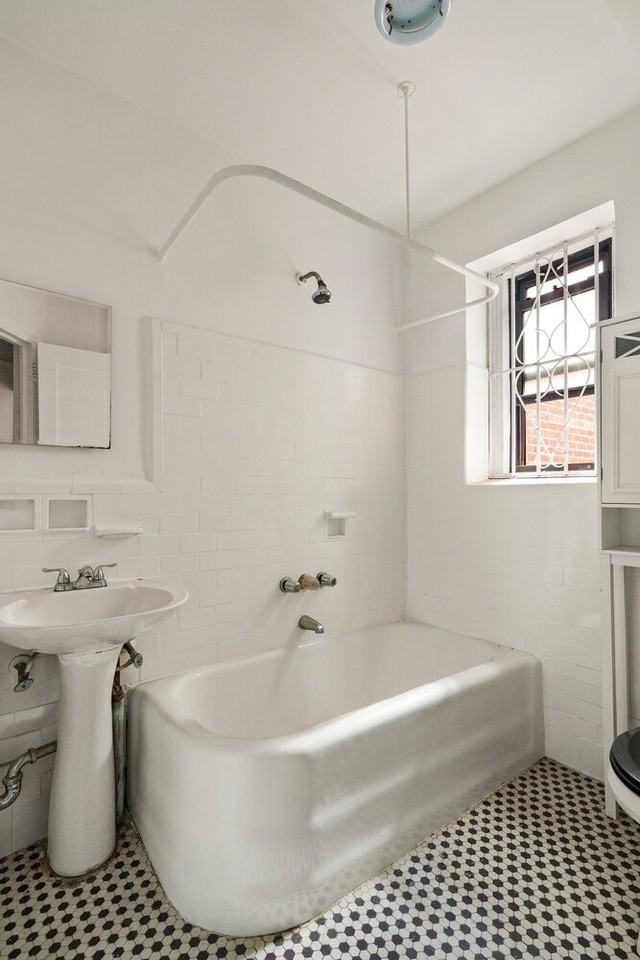 44 -14 Newtown Rd - Photo 3 of 4