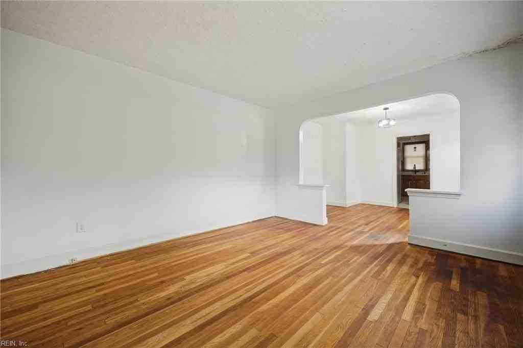 568 Yorktown Rd - Photo 6 of 23