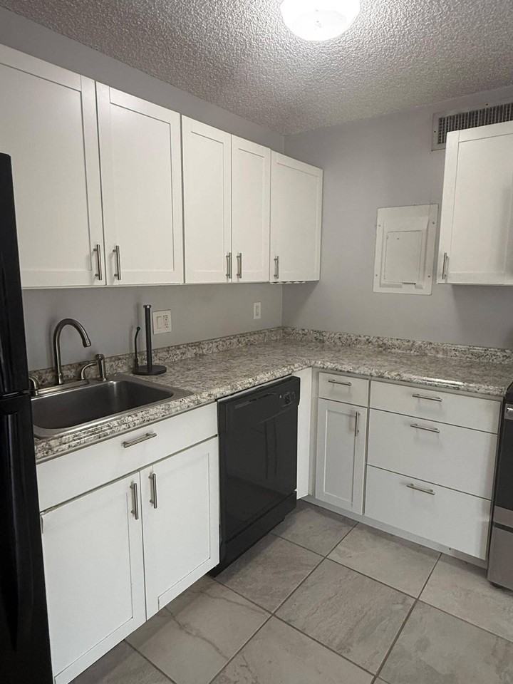 645 Executive Center Dr #R205 - Photo 4 of 13