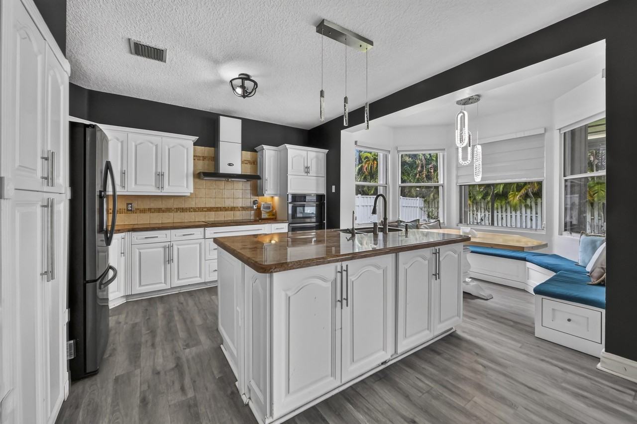 4065 Sw 152nd Ave - Photo 3 of 48