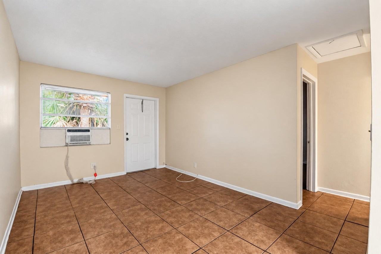 633 10th St #3 - Photo 2 of 10