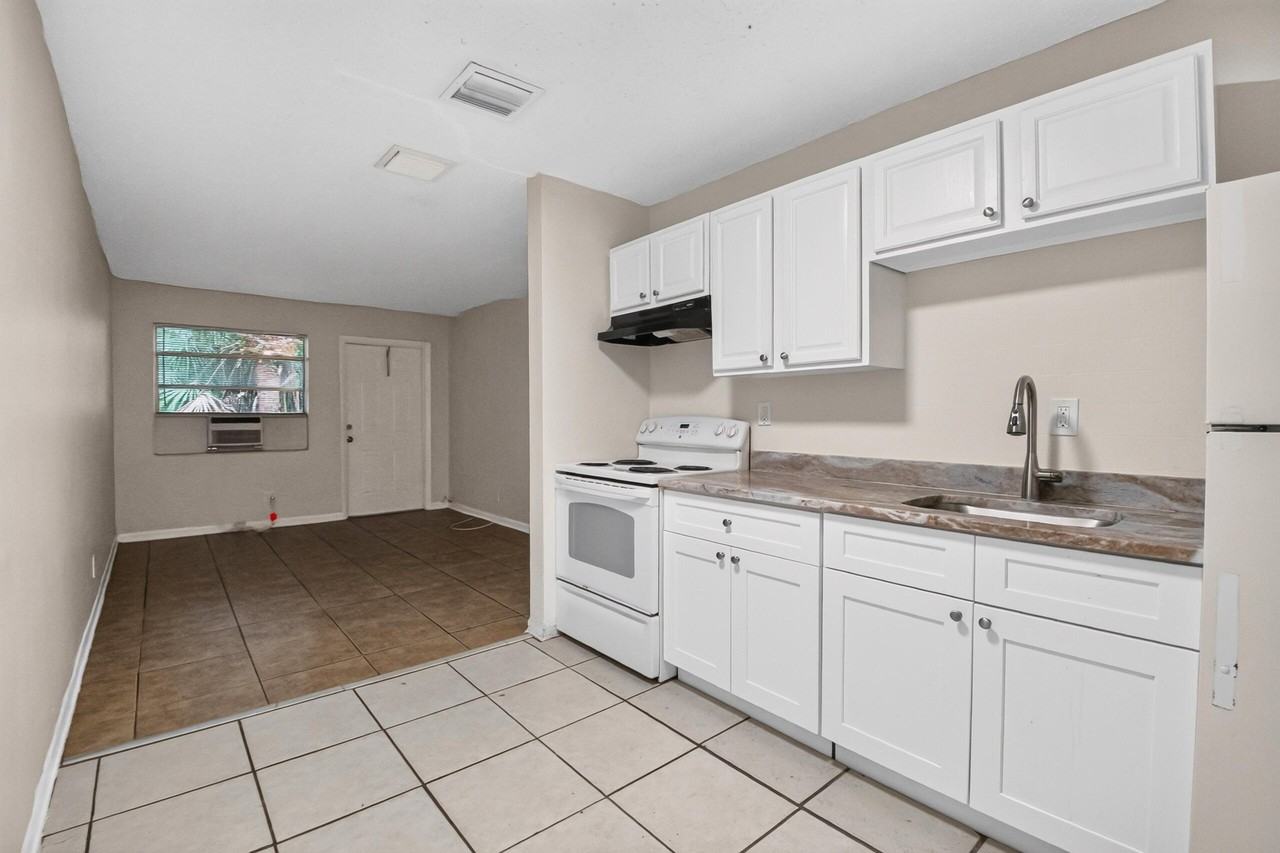 633 10th St #3 - Photo 3 of 10