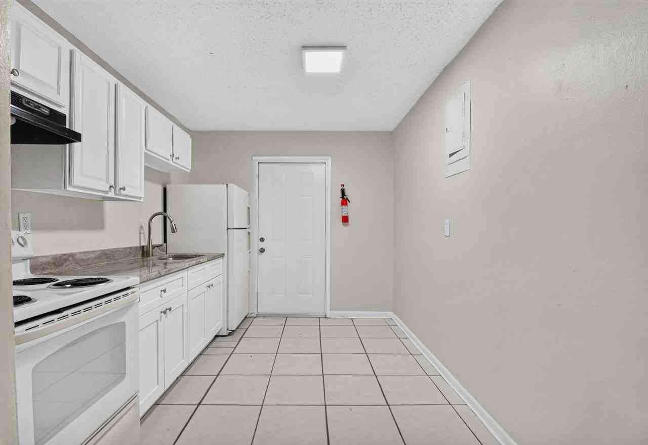 633 10th St #3 - Photo 4 of 10