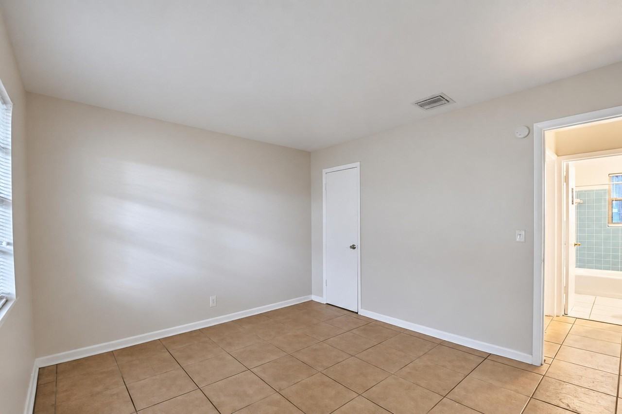 633 10th St #3 - Photo 7 of 10