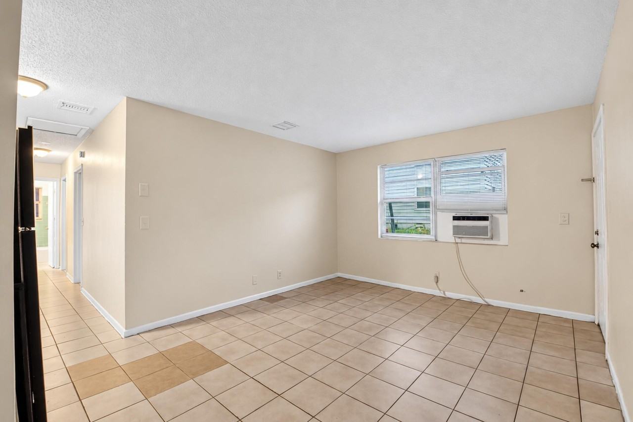 633 10th St #2 - Photo 2 of 11