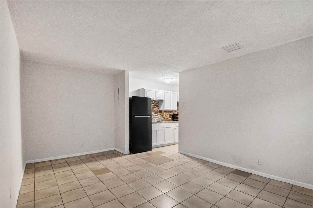 633 10th St #2 - Photo 3 of 11