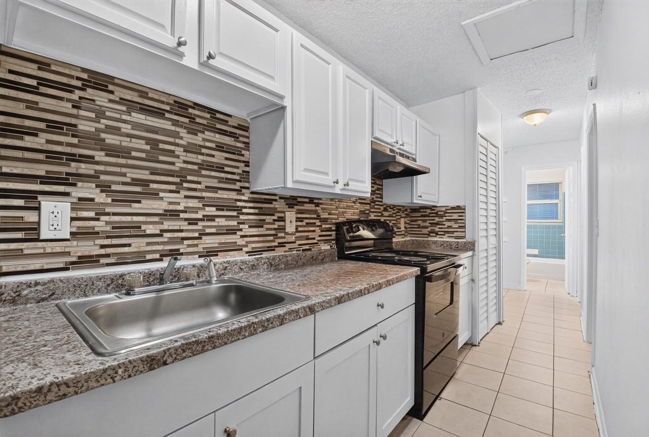 633 10th St #2 - Photo 5 of 11