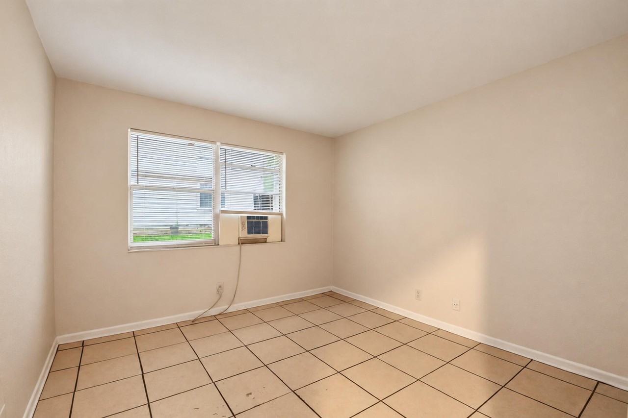 633 10th St #2 - Photo 7 of 11