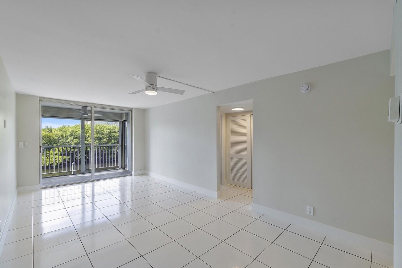 689 Ne 6th Ct - Photo 5 of 17