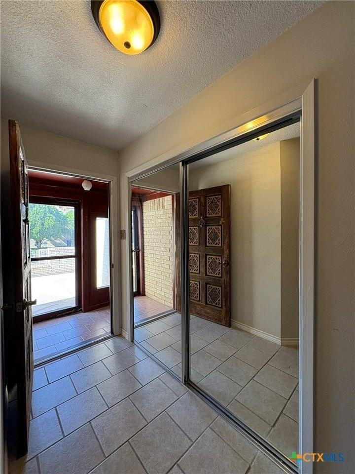 1613 Velma Ave - Photo 3 of 20