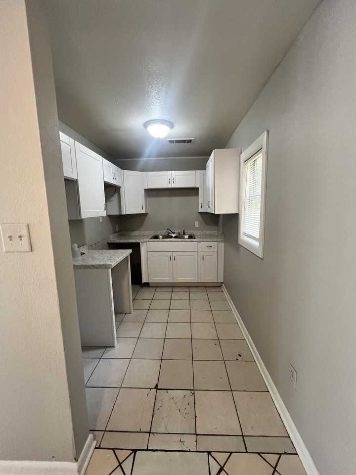 824 Cochran Dr - Photo 3 of 11