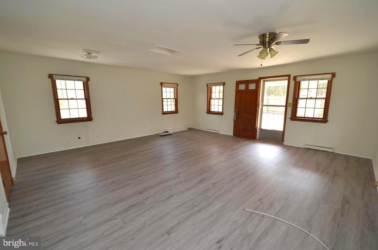 5579 Southern Maryland Blvd - Photo 5 of 18
