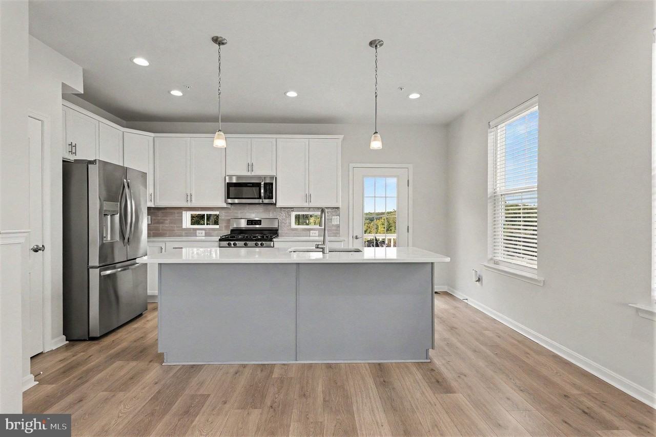 303 Sear Ct - Photo 5 of 30