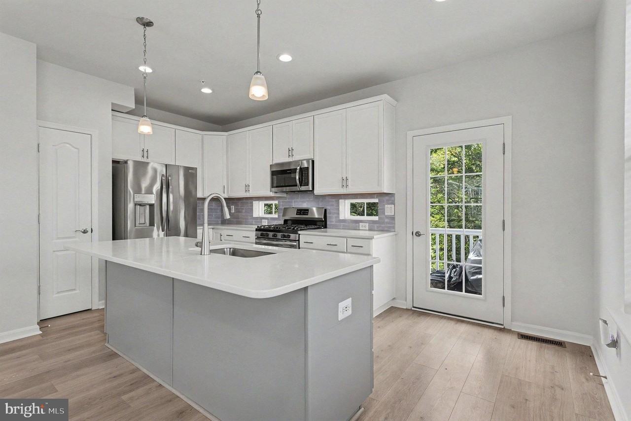 303 Sear Ct - Photo 6 of 30