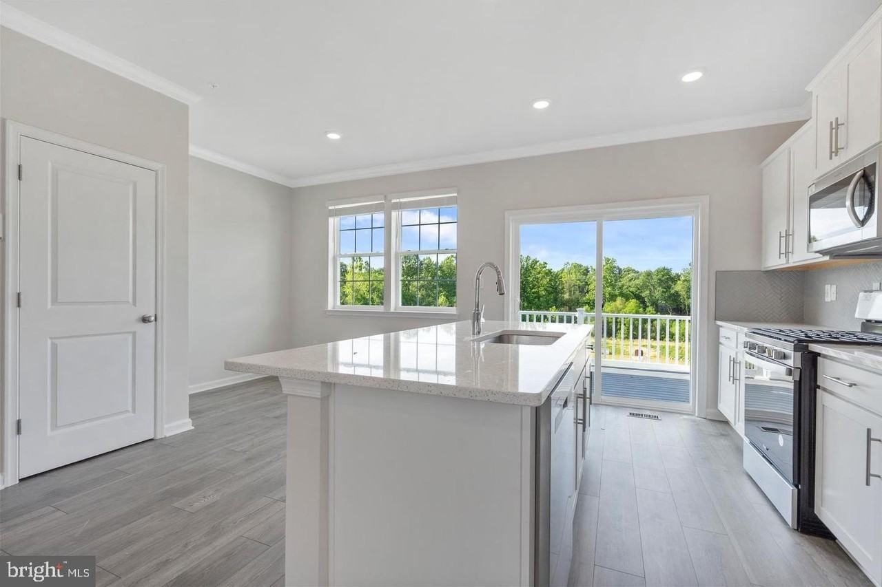 8709 Tavern St - Photo 4 of 32