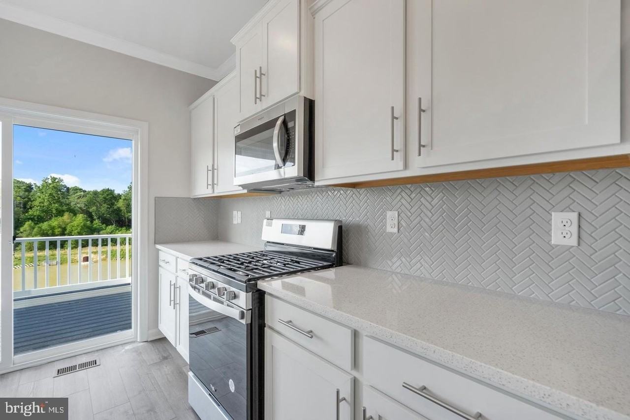 8709 Tavern St - Photo 5 of 32
