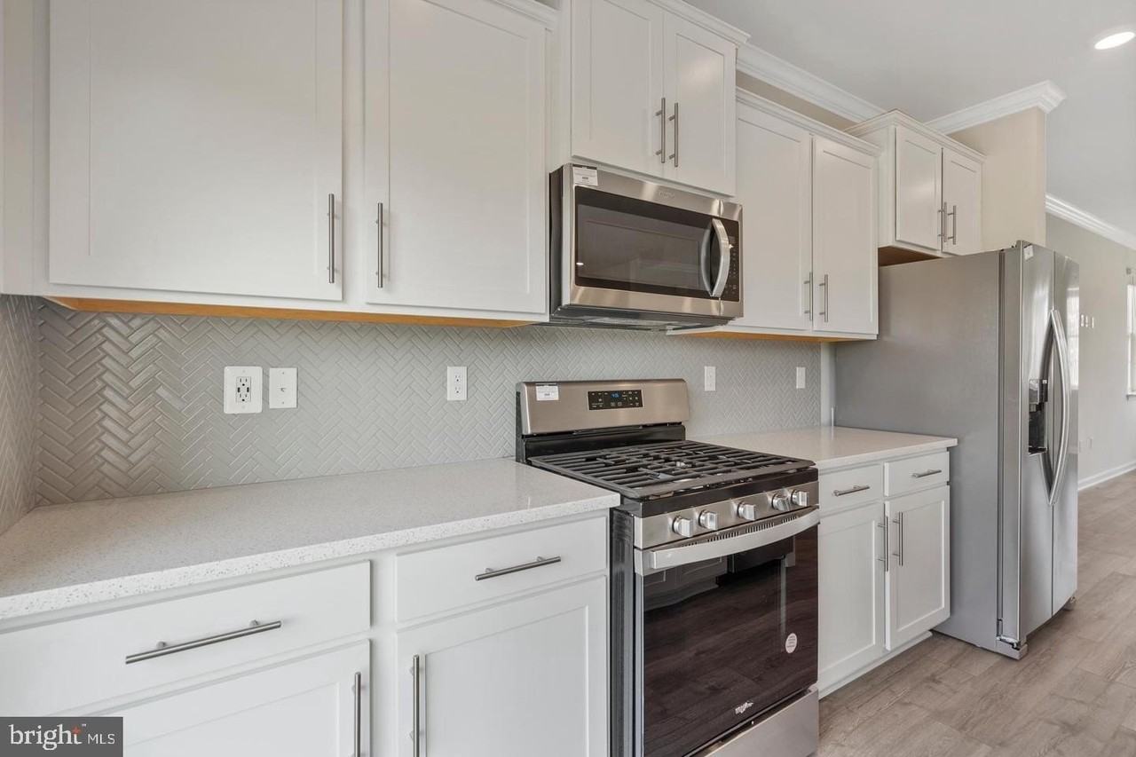 8709 Tavern St - Photo 6 of 32