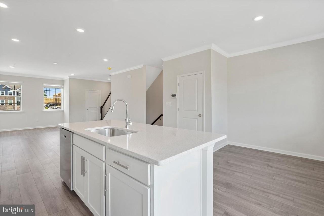 8709 Tavern St - Photo 7 of 32