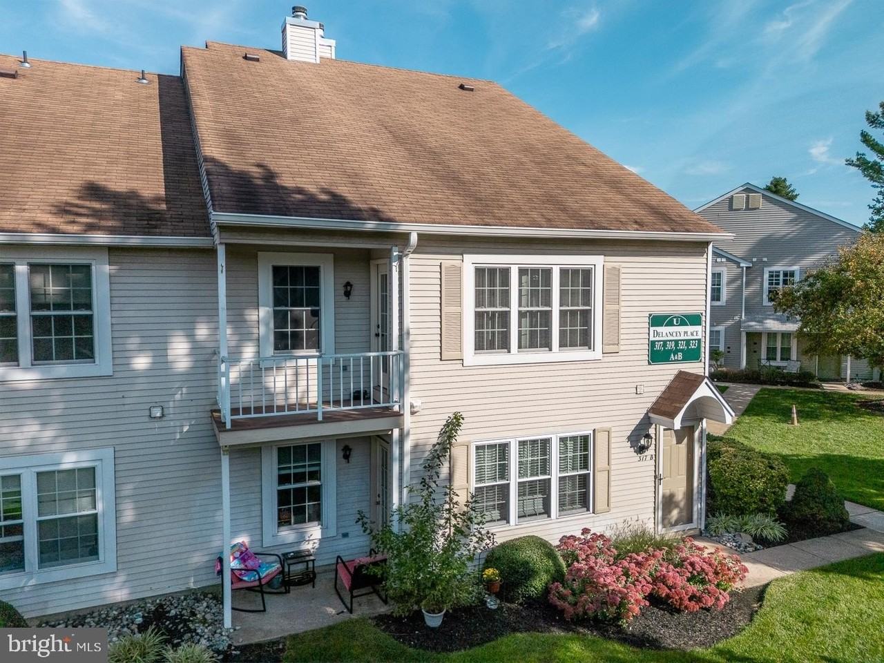 317B Delancey Pl #B - Photo 3 of 30