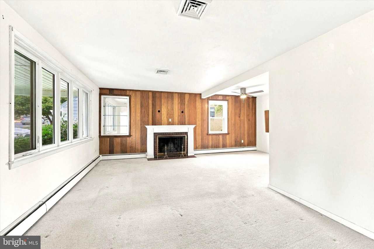 21 Davis Ave - Photo 2 of 15