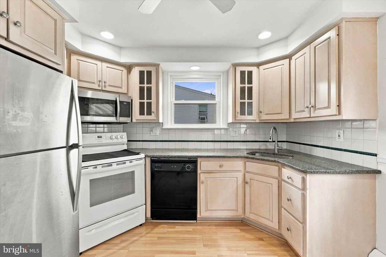 21 Davis Ave - Photo 4 of 15