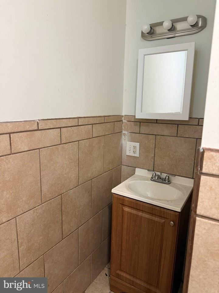 738 E Westmoreland St - Photo 4 of 16