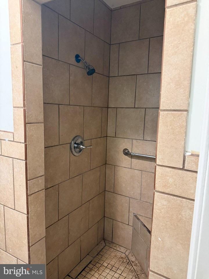738 E Westmoreland St - Photo 5 of 16