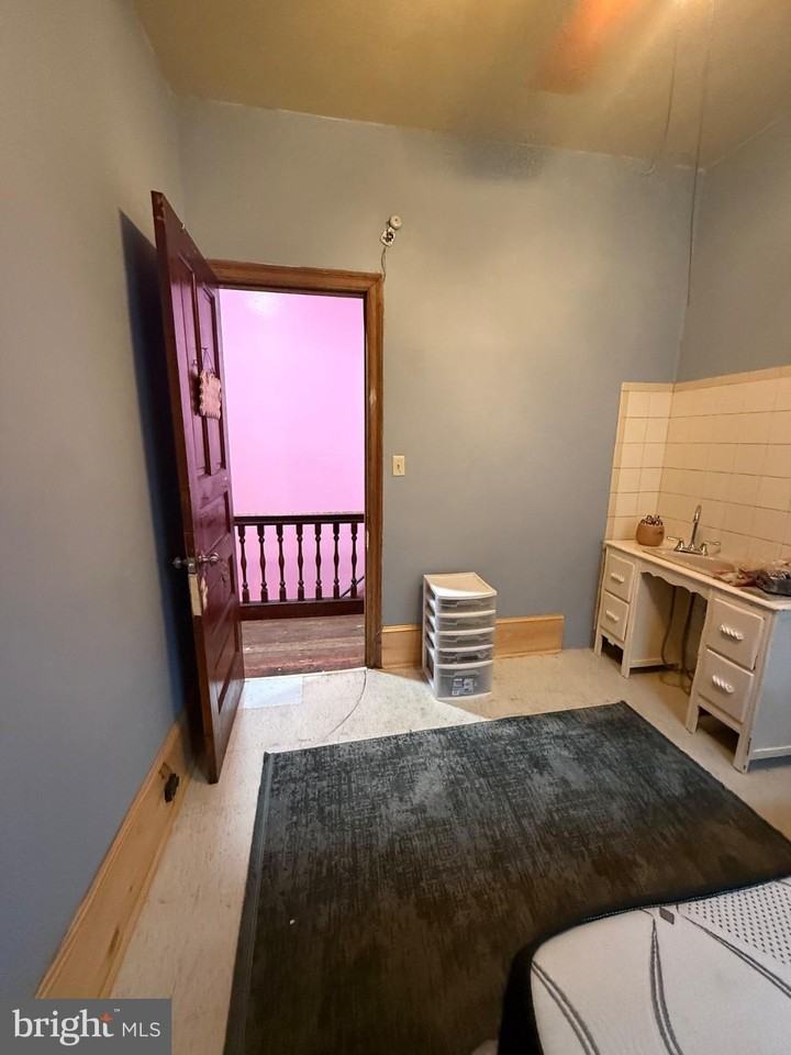 1236 N Redfield St #2ndFLROOM3 - Photo 2 of 4