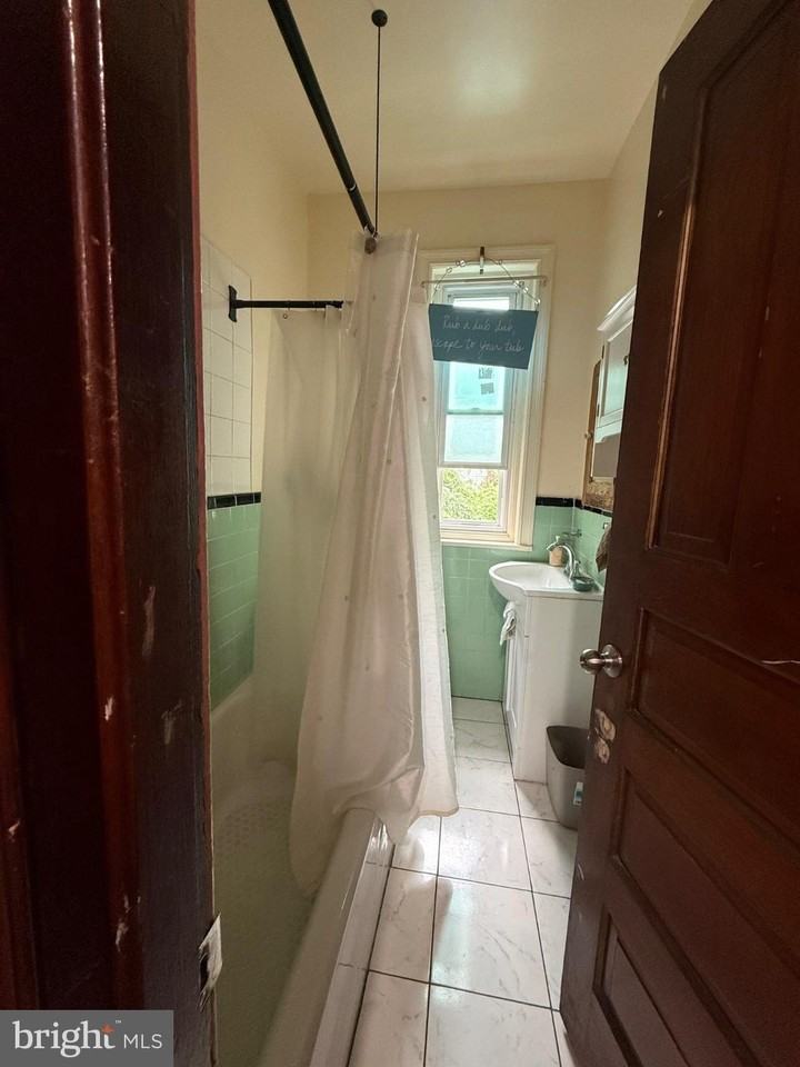 1236 N Redfield St #2ndFLROOM3 - Photo 3 of 4