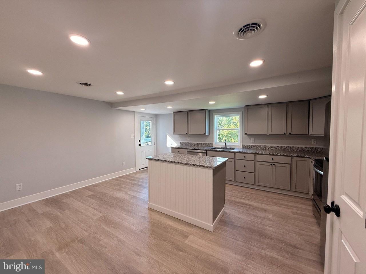 607 Main St - Photo 3 of 18