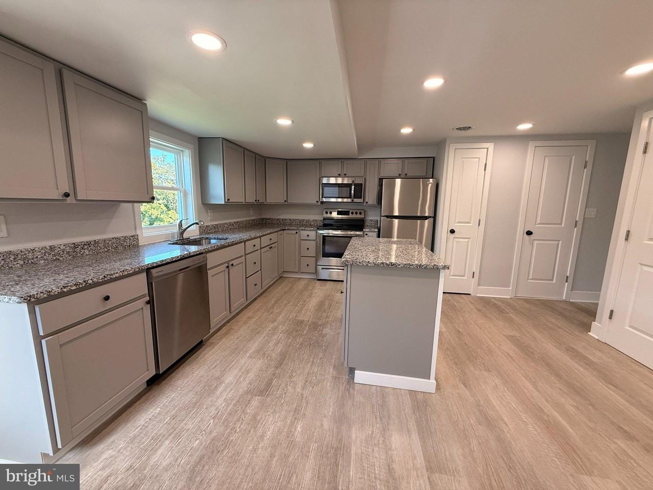 607 Main St - Photo 4 of 18