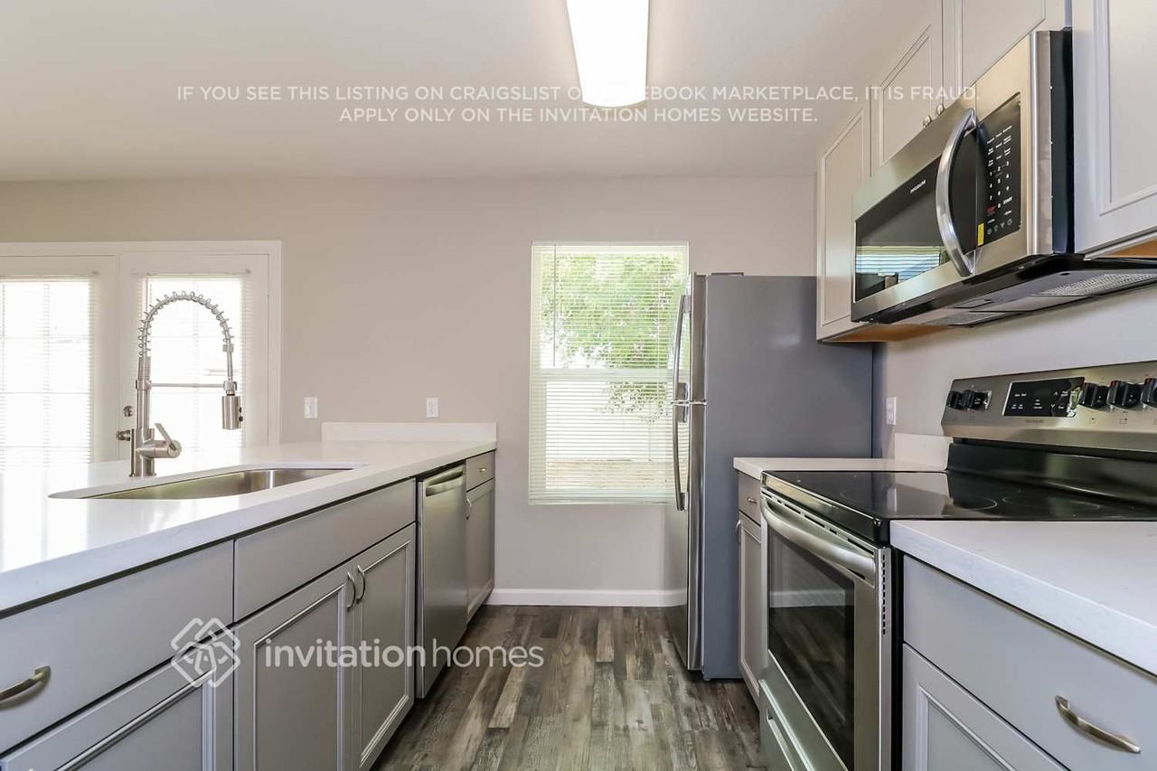 3221 W Irma Ln - Photo 4 of 14