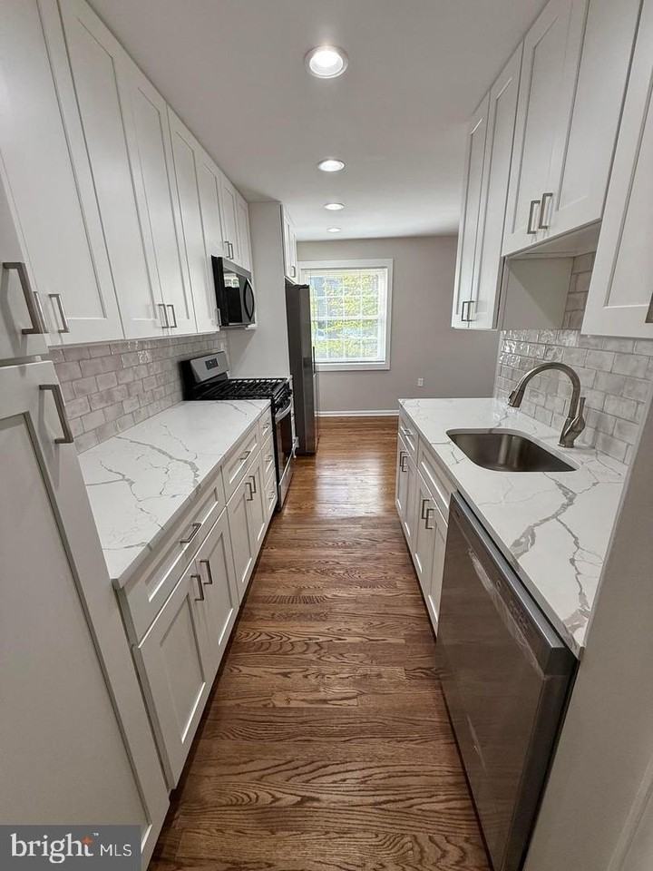 9926 Lakepointe Ct - Photo 4 of 45