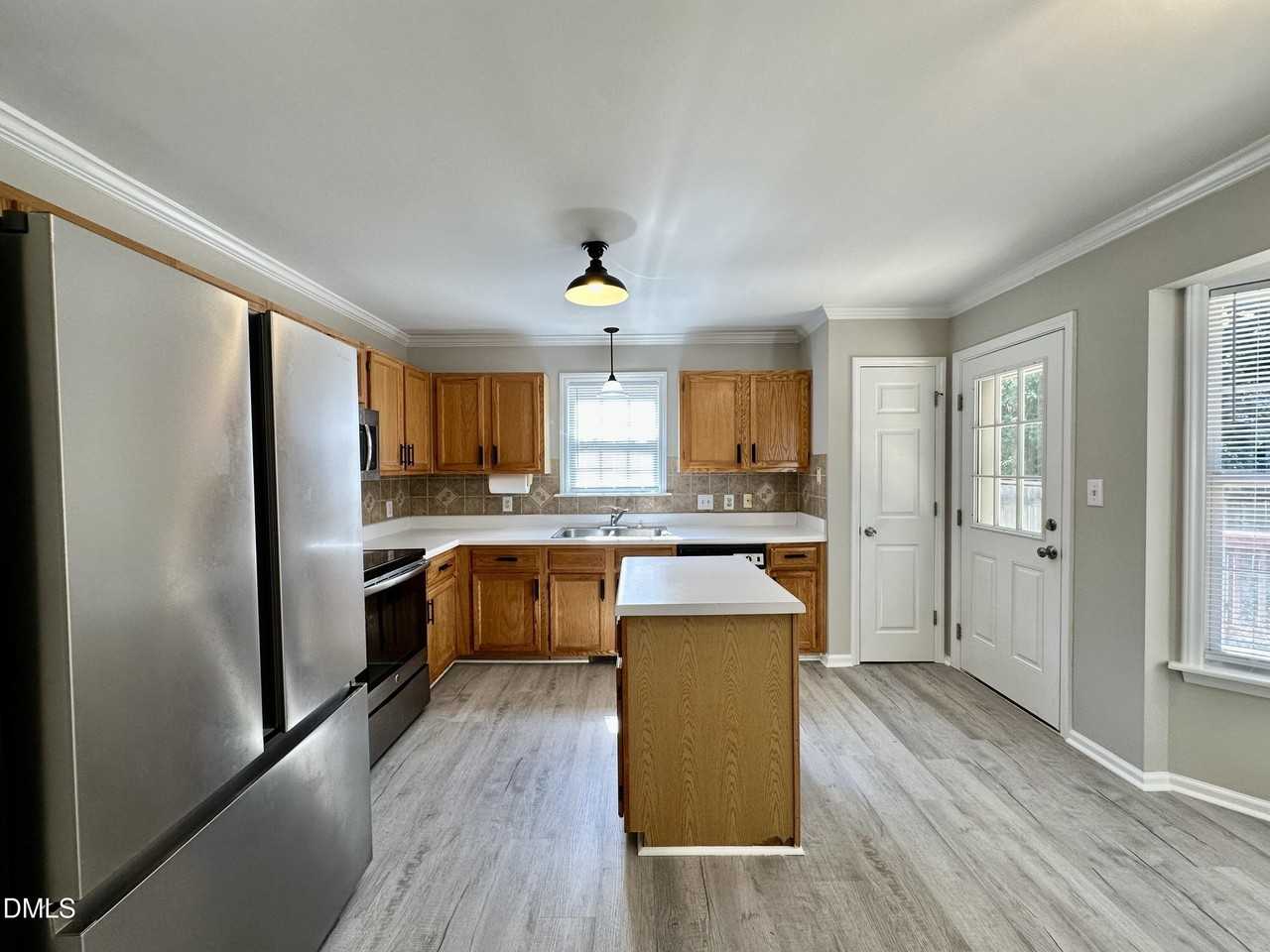 1008 Henchman Ct - Photo 7 of 22