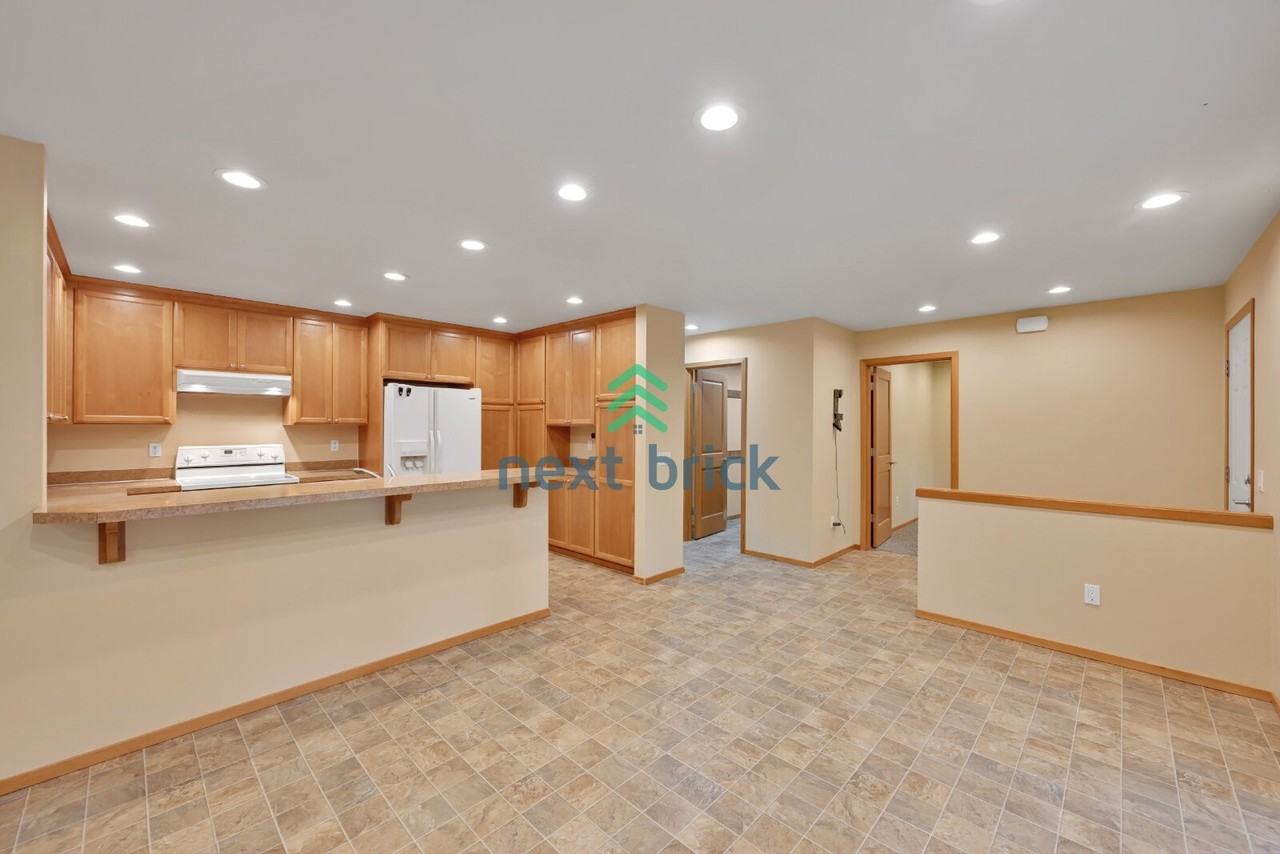245 Russell Rd - Photo 4 of 25