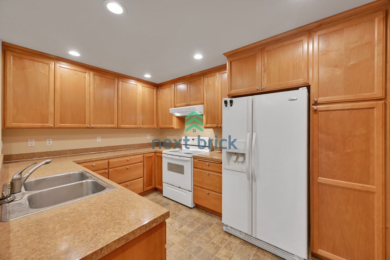 245 Russell Rd - Photo 5 of 25