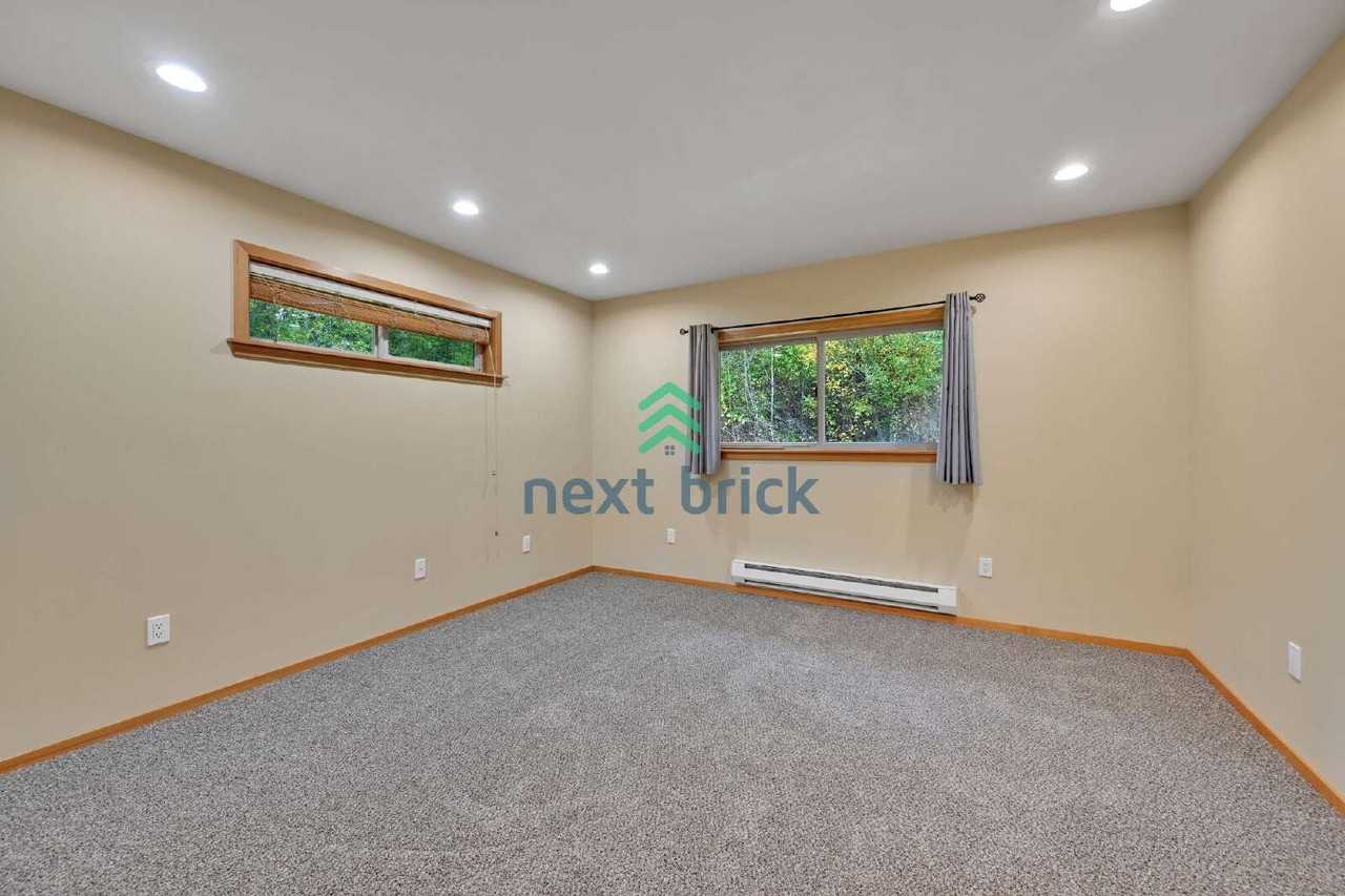 245 Russell Rd - Photo 7 of 25