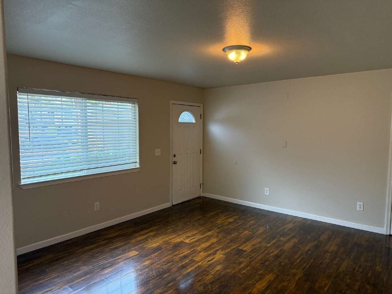 930 Ravenscourt Ave #3 - Photo 3 of 11