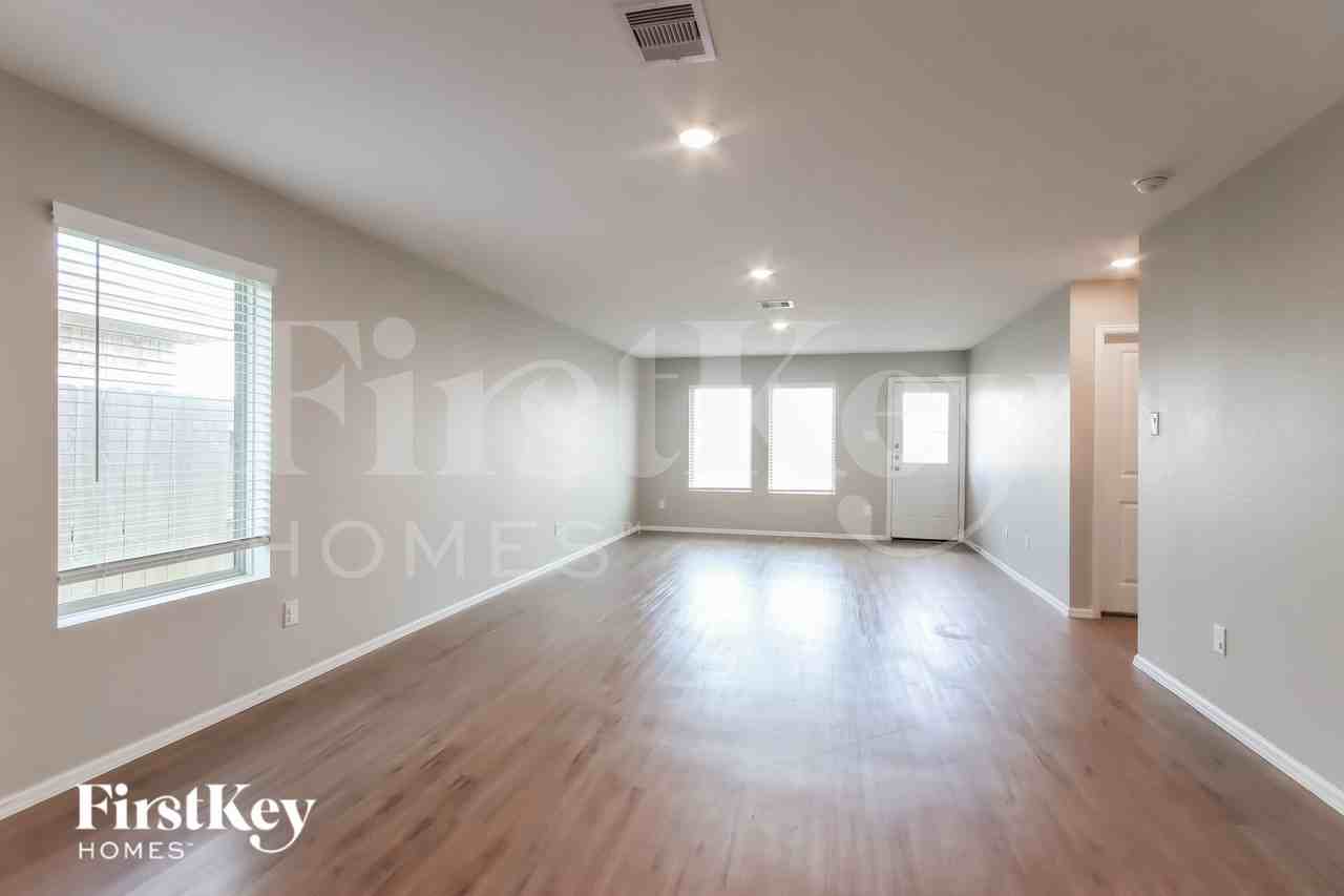 9202 Burnet Fields Dr - Photo 3 of 20