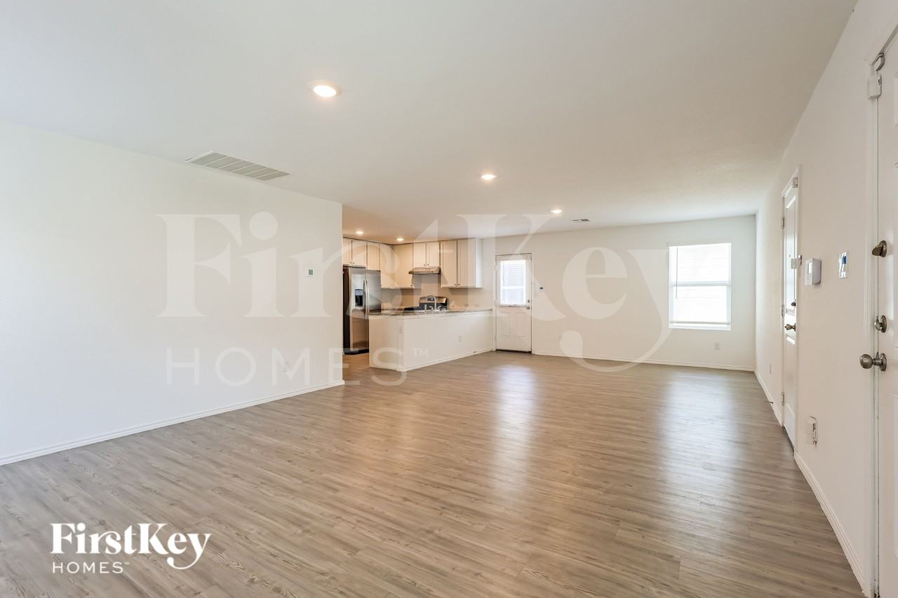 1339 White Willow - Photo 3 of 19