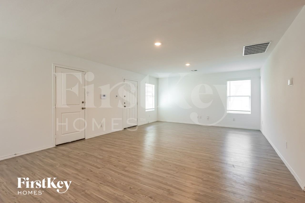 1339 White Willow - Photo 4 of 19