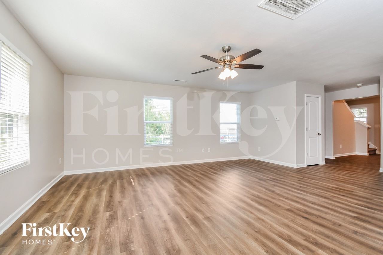 138 Arrowhead Dr - Photo 4 of 19