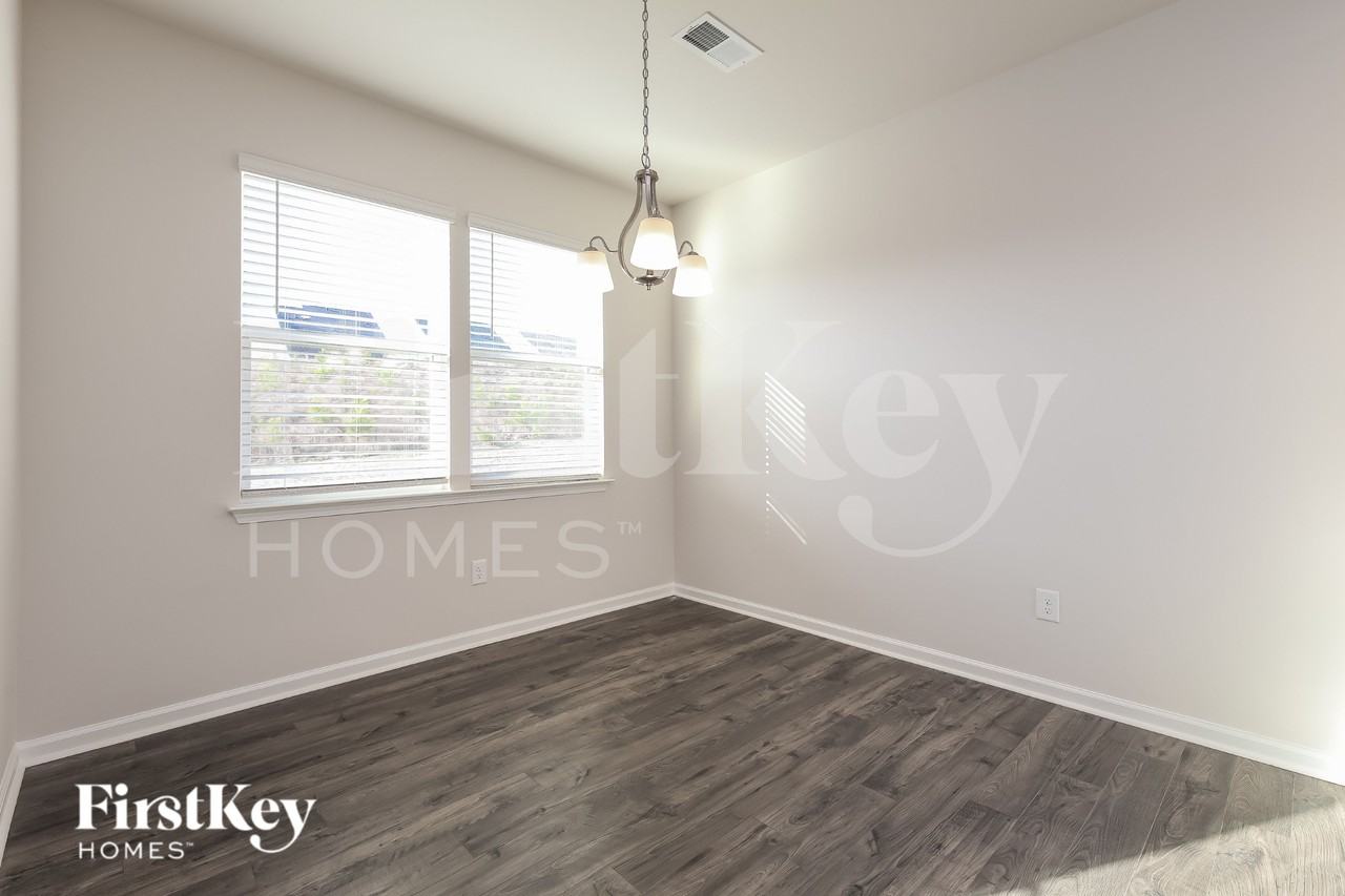 705 Ridgemoor Trl - Photo 5 of 15